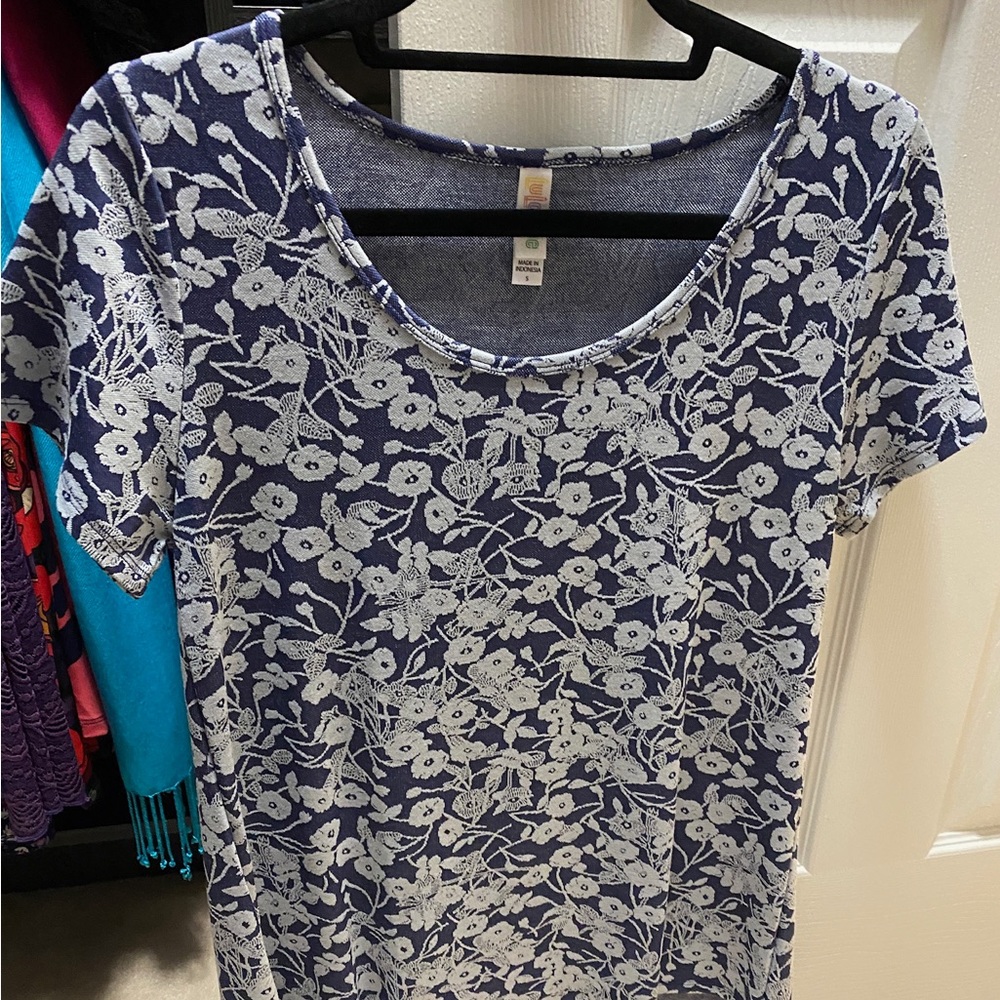 Size small LulaRoe Classic T.